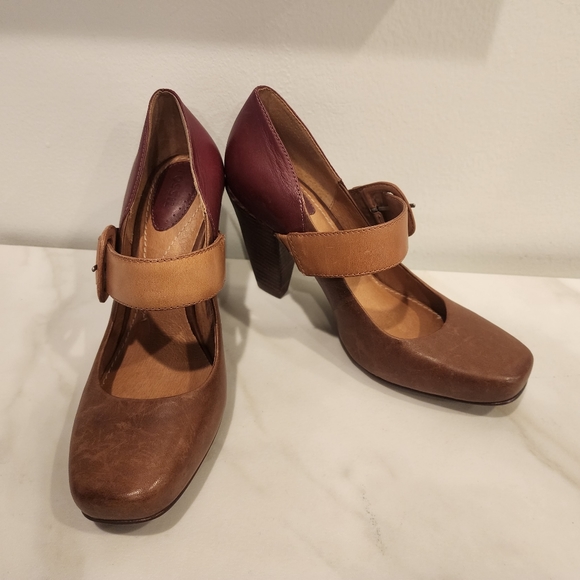 Fossil, size 8 leather 3" beautiful high heel with strap sand unique heel shape. - Picture 6 of 16